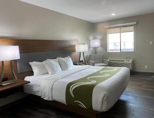 Quality Inn & Suites Near White Sands National Monument - image 2