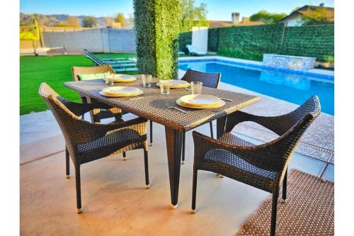 Kilátás, Luxe Desert Oasis, Pool, Hidden Speakeasy Room! in South Mountain Village
