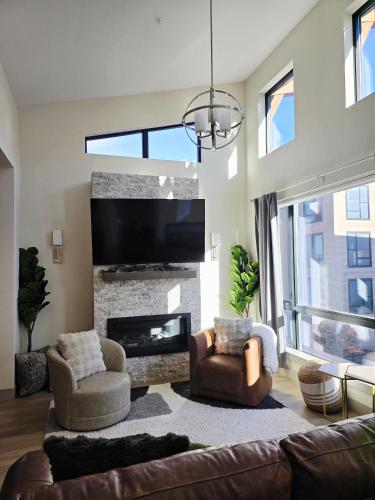 4th Street Alpine Loft - New - Central Ski Hub - King Bed, Garage Parking, Hot Tub, Great Location – khách sạn tại Silverthorne