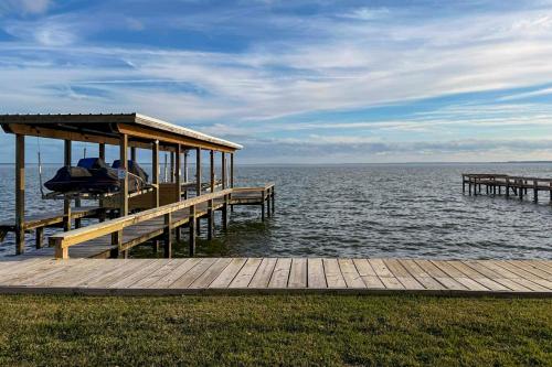 Lake Livingston w/ Hot Tub & Private Pier – khách sạn tại Onalaska (TX)