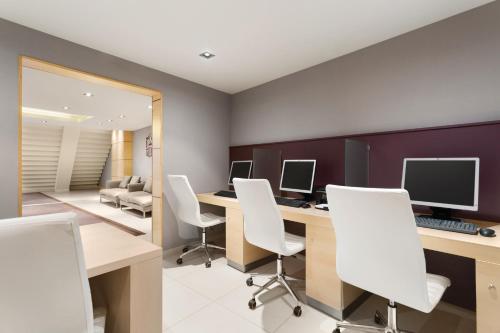 Hotel Ramada Pitesti - image 14