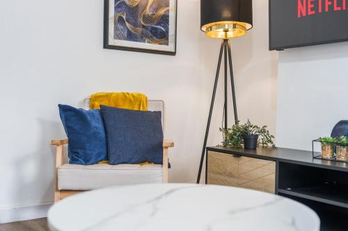 #93 Stylish Warwick Home - 10 mins to Warwick Castle - Sleeps 6 - " Perfect for Contractors and Families - Free Parking" gîte à louer Cedarwood Day Hospital