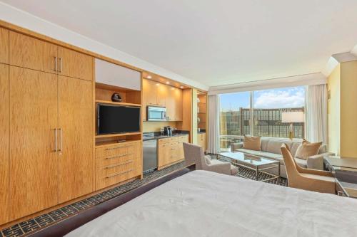 Stylish Renovated Trump Tower Studio - image 13