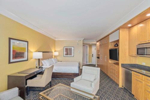 Stylish Renovated Trump Tower Studio - image 9