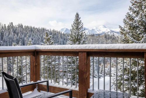 3BR with Mountain Views on FREE Bus Line in Sally Barber