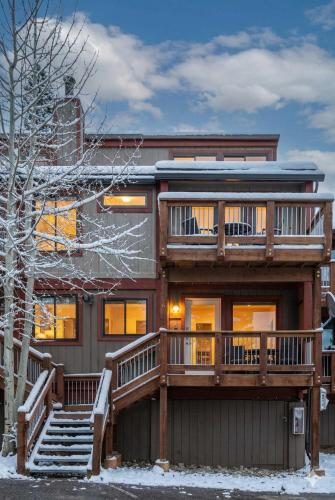 3BR with Mountain Views on FREE Bus Line in Sally Barber