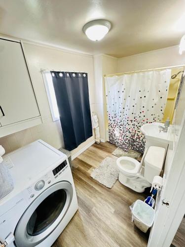 Fürdőszoba, A Quiet and decent 2 Bedroom apartment in Kirkland Lake (ON)