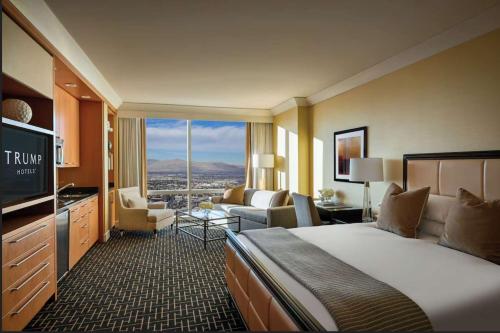 Newly Renovated Exquisite Trump Studio 1712 Great Views - image 6