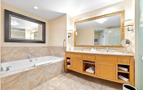 Newly Renovated Exquisite Trump Studio 1712 Great Views - image 2