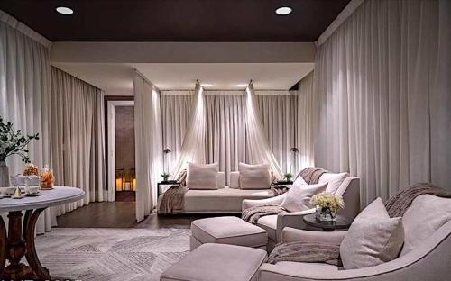 Newly Renovated Exquisite Trump Studio 1712 Great Views - image 4