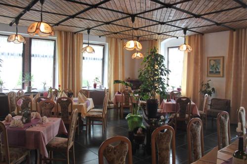 餐廳, Pension und Restaurant Die Burg in 埃倫弗里德爾斯多夫