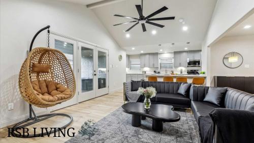 Luxury 4Bd 2Ba w Hot-Tub & Cinema Room - 14 guest – khách sạn tại Thanh Pho Missouri