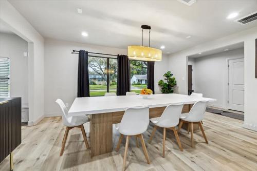 Luxury 4Bd 2Ba w Hot-Tub & Cinema Room - 14 guest - image 9