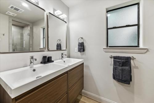Luxury 4Bd 2Ba w Hot-Tub & Cinema Room - 14 guest - image 12