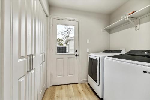 Luxury 4Bd 2Ba w Hot-Tub & Cinema Room - 14 guest - image 6