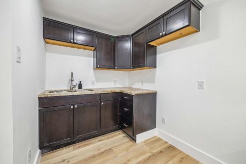 Beautiful 4Bd 3Ba Home with Pool Hot Tub & Cinema - image 11