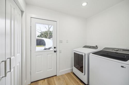 Beautiful 4Bd 3Ba Home with Pool Hot Tub & Cinema - image 9