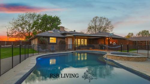 Gorgeous 4BR Home with Huge Yard Pool – khách sạn tại Denton