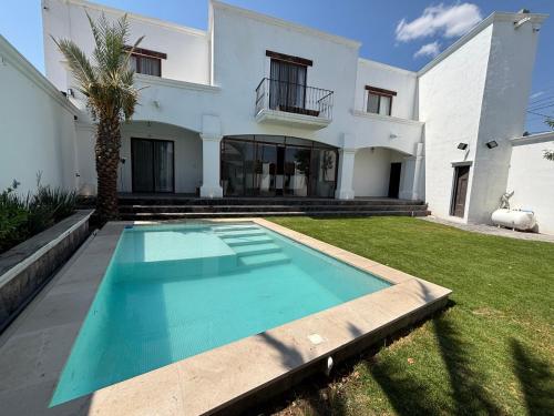 Casa María, Elegant Modern Retreat with Private Pool – khách sạn tại Parras de la Fuente