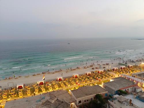 Charming blue see view apartment – khách sạn tại Al Beitash Gharb