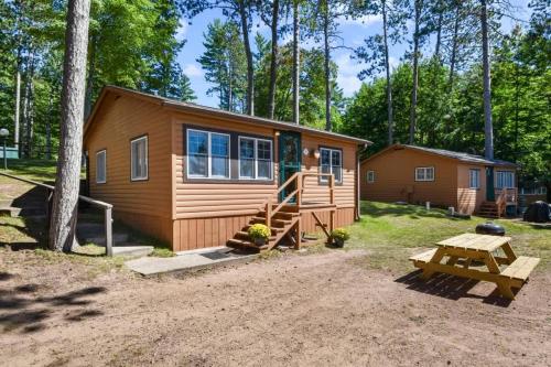 Bayview Resort Waters Edge Cabin 2 in Saint Germain (WI)