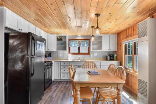 Bayview Resort Waters Edge Cabin 2 in Saint Germain (WI)