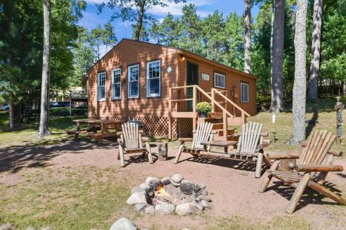 Bayview Resort Waters Edge Cabin 2 in Saint Germain (WI)