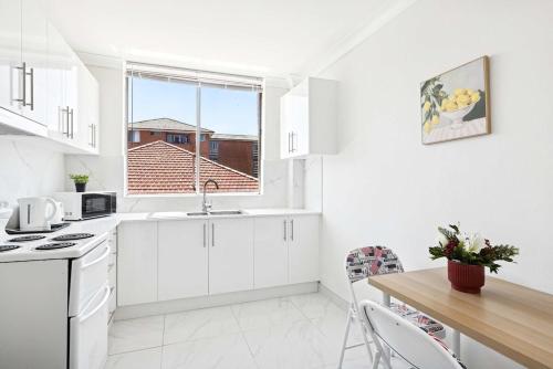 kuhinja, Convenient Single Stay in Vibrant Cabramatta - Shared Bathroom in Warwick Farm
