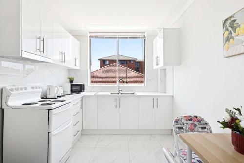 Convenient Double Stay in Vibrant Cabramatta - Shared Bathroom in Warwick Farm