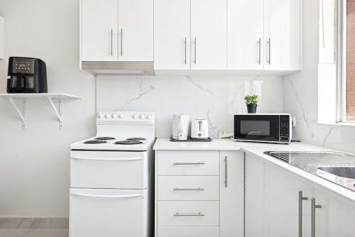 Convenient Double Stay in Vibrant Cabramatta - Shared Bathroom in Warwick Farm