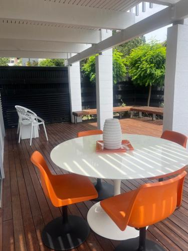 Retro Living - Lush Garden in Mount Pleasant