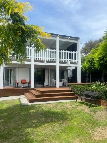 Retro Living - Lush Garden in Mount Pleasant