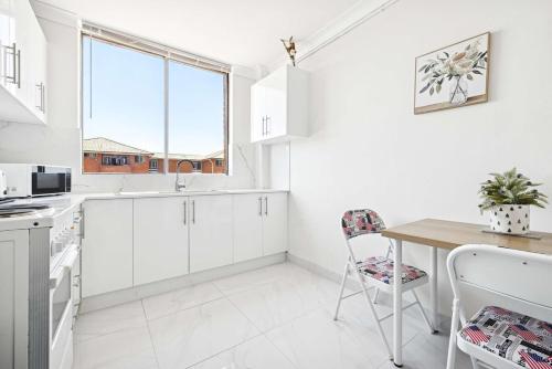 Convenient Single Stay in Heart of Cabramatta - Shared Bathroom and Kitchen in Warwick Farm