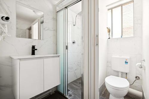 Convenient Single Stay in Heart of Cabramatta - Shared Bathroom and Kitchen in Warwick Farm