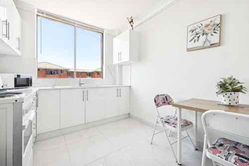 Convenient Double Stay in Heart of Cabramatta - Shared Bathroom and Kitchen in Warwick Farm