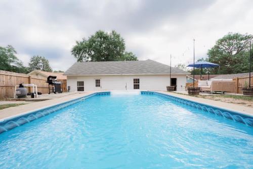 景觀, Spacious 4BR Home Pool and Comfort in 溫莎公園