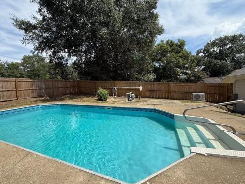 景觀, Spacious 4BR Home Pool and Comfort in 溫莎公園