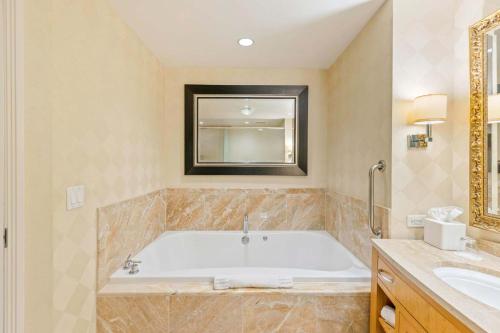 Stylish Renovated Studio at Trump Tower 2804 - image 9