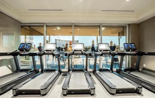 Stylish Renovated Studio at Trump Tower 2804 - image 2