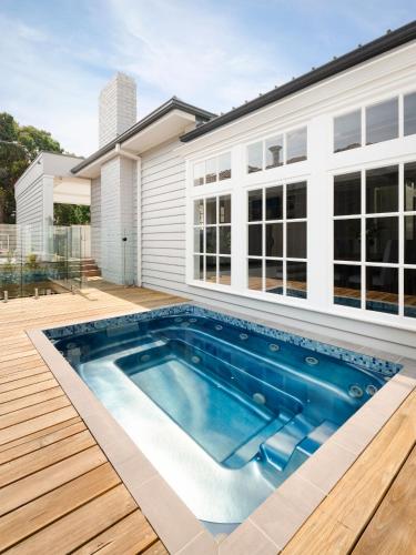 White Haven with Spa, Kew East in كيو