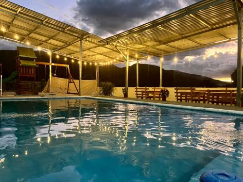 A környék, Hotel Israel in El Limón