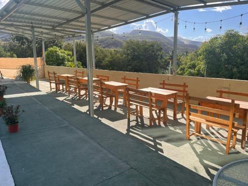 A környék, Hotel Israel in El Limón