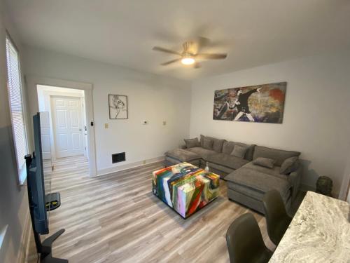 Brand new home just minutes from downtown Cincinnati – khách sạn tại Evanston