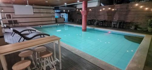 Piscina, Townhouse Oak Vera Hotel Near Clark International Airport in Angeles / Clark