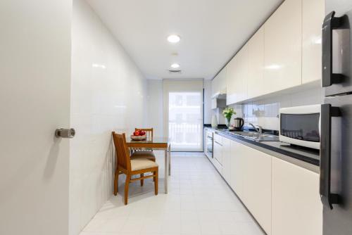 keuken, Golden Sands 3 Hotel Apartments in Dubai