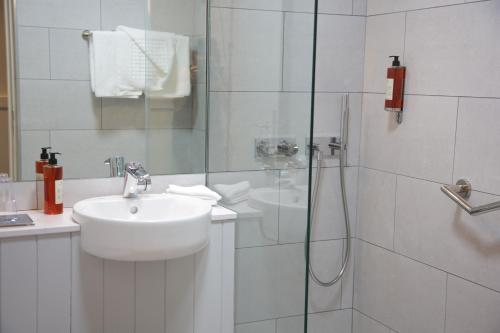 Bathroom, Waterfront Hotel Dungloe in Dunglow