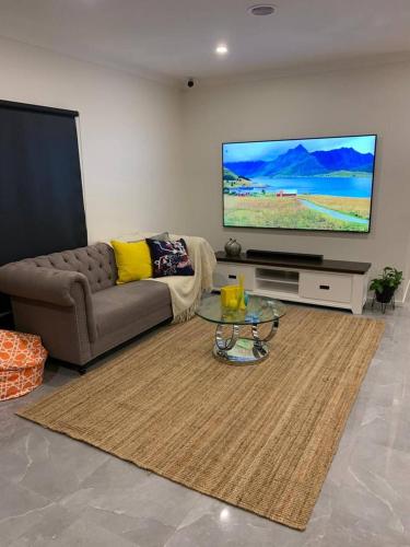 Fresh  Modern 3BR Home  Ensuite  Open Views in Caroline Springs