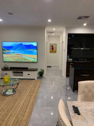 Közös társalgó / TV, Fresh  Modern 3BR Home  Ensuite  Open Views in Caroline Springs