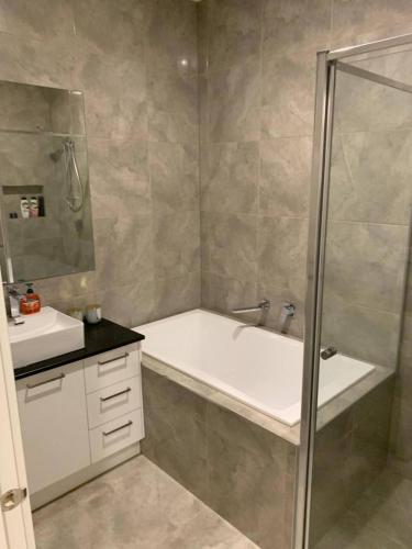 Fürdőszoba, Fresh  Modern 3BR Home  Ensuite  Open Views in Caroline Springs