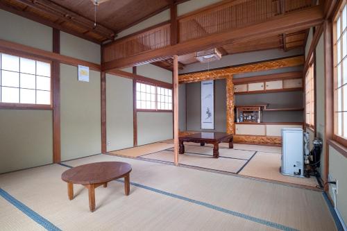 Immaculate Private Family Cottage with Hot Spring